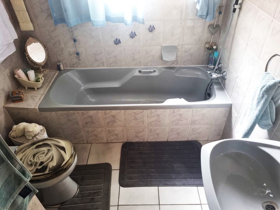 4 Bedroom Property for Sale in Geelhoutpark North West